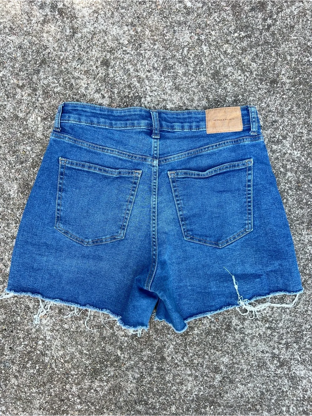H&M High Rise Medium Wash Denim Shorts Frayed Raw Hem Women’s Size 10